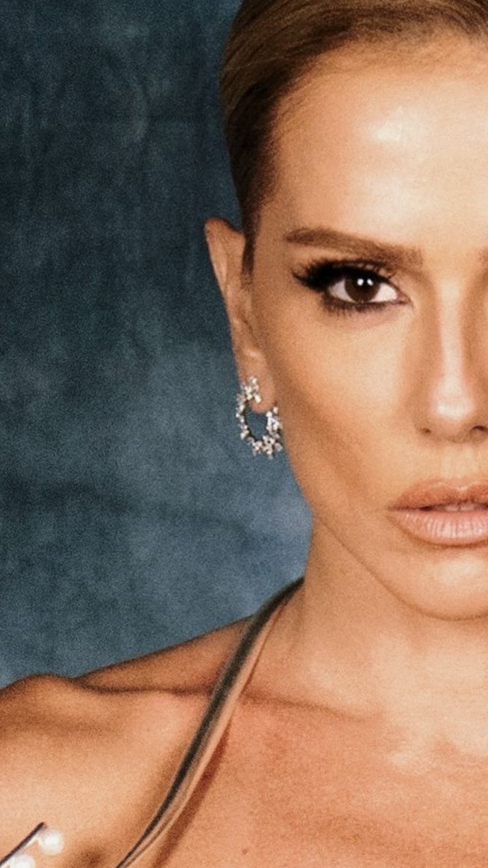 Deborah Secco posou de vestido longo — Foto: Reprodução/Instagram