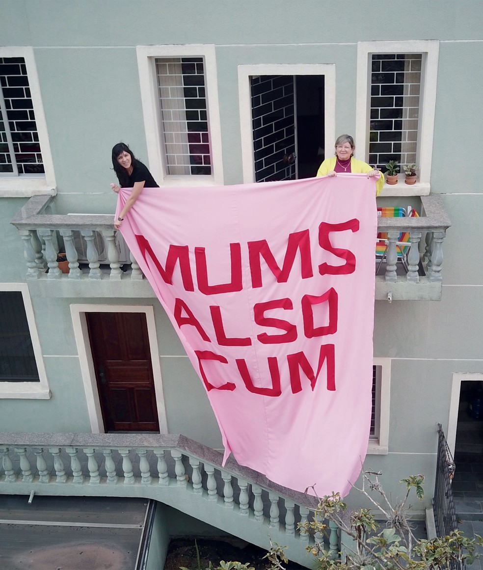 Bruna leva seu painel “Mums also cum” (mães também gozam) para os prédios de Portugal — Foto: Divulgação