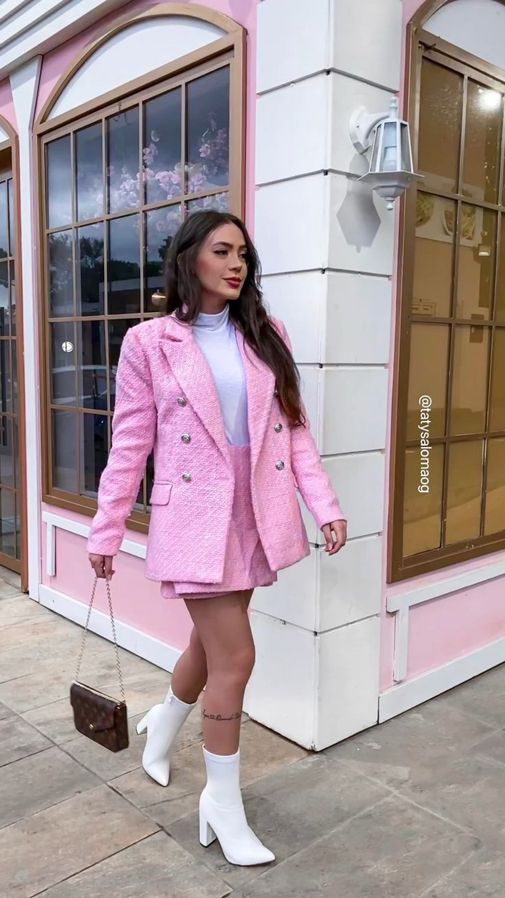 Bota cano curto branca dá um toque especial para o estilo. — Foto: Reprodução/Pinterest @tatysalomaog