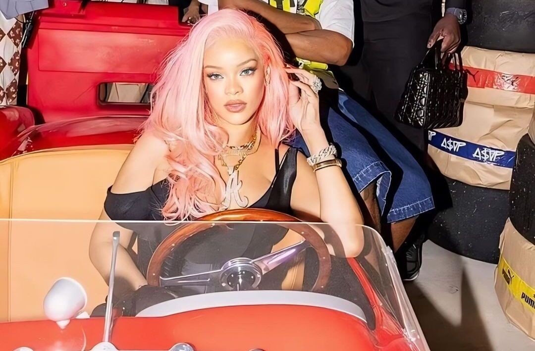 Relembre 10 celebridades que já apostaram no cabelo rosa