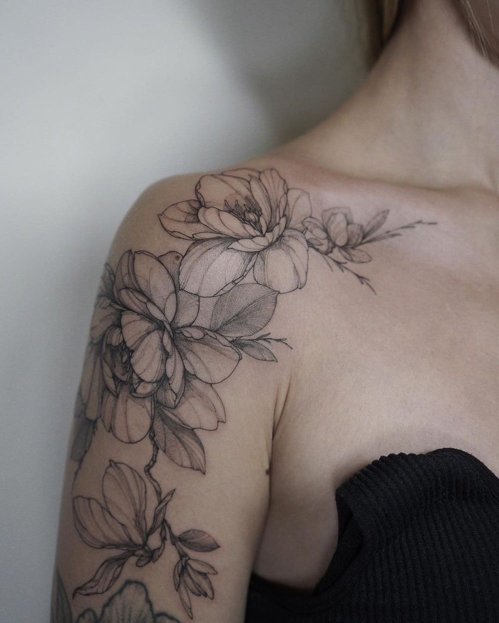 Tatuagens femininas no ombro: 40 ideias incríveis para se inspirar