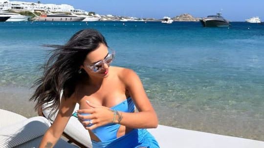 Grávida, Bruna Biancardi posa com look recortado em beach club com diária de até R$26 mil