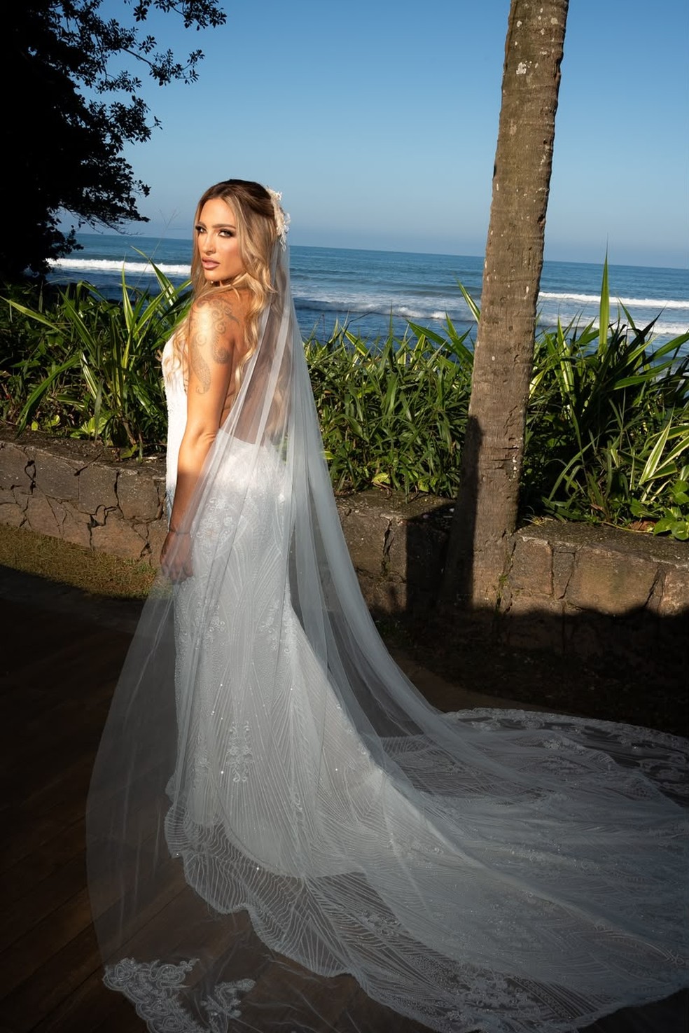 Tati Dias aposta em vestido de noiva 'vintage' para casamento com Lauana Prado — Foto: Divulgação/Arco e Flash Fotografia