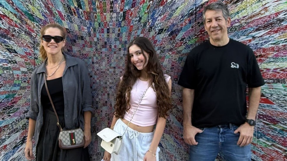Em Lisboa, Ingrid Guimarães posou com a filha, Clara, de 15 anos, e o marido, Renê Machado — Foto: Reprodução/Instagram