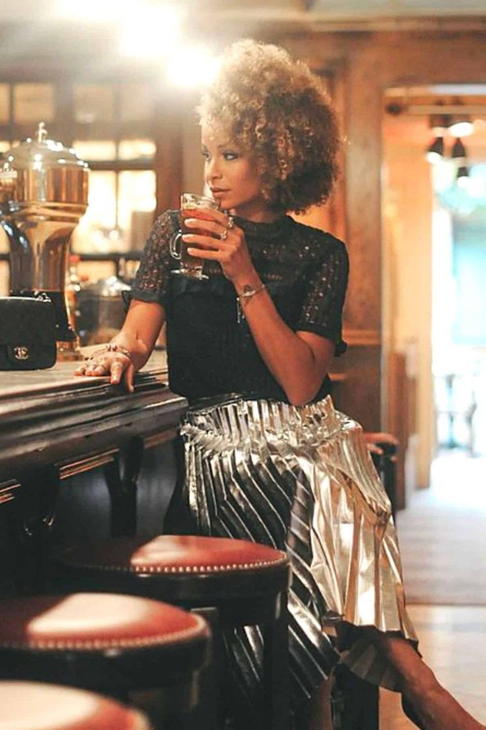 Quer um look para barzinho a noite? Aposte em peças com toque metalizada. — Foto: Reprodução/Pinterest @ladyrefines