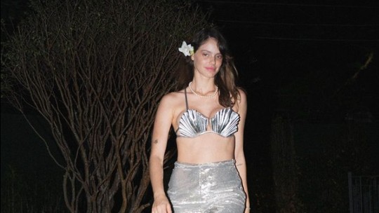 Laura Neiva surge em look poderoso para celebrar a chegada dos 30 anos: 'Sereia'