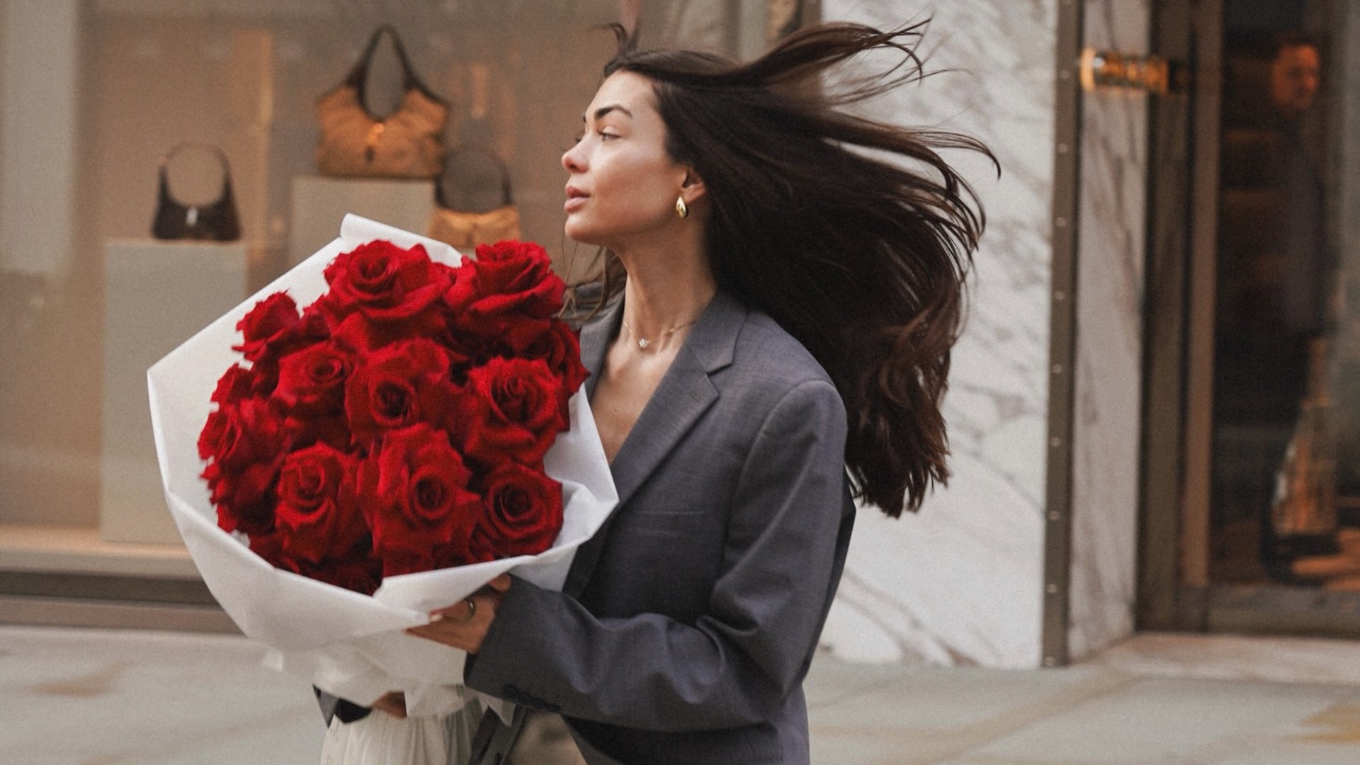 Cinco perfumes florais, elegantes e acessíveis que valem a compra