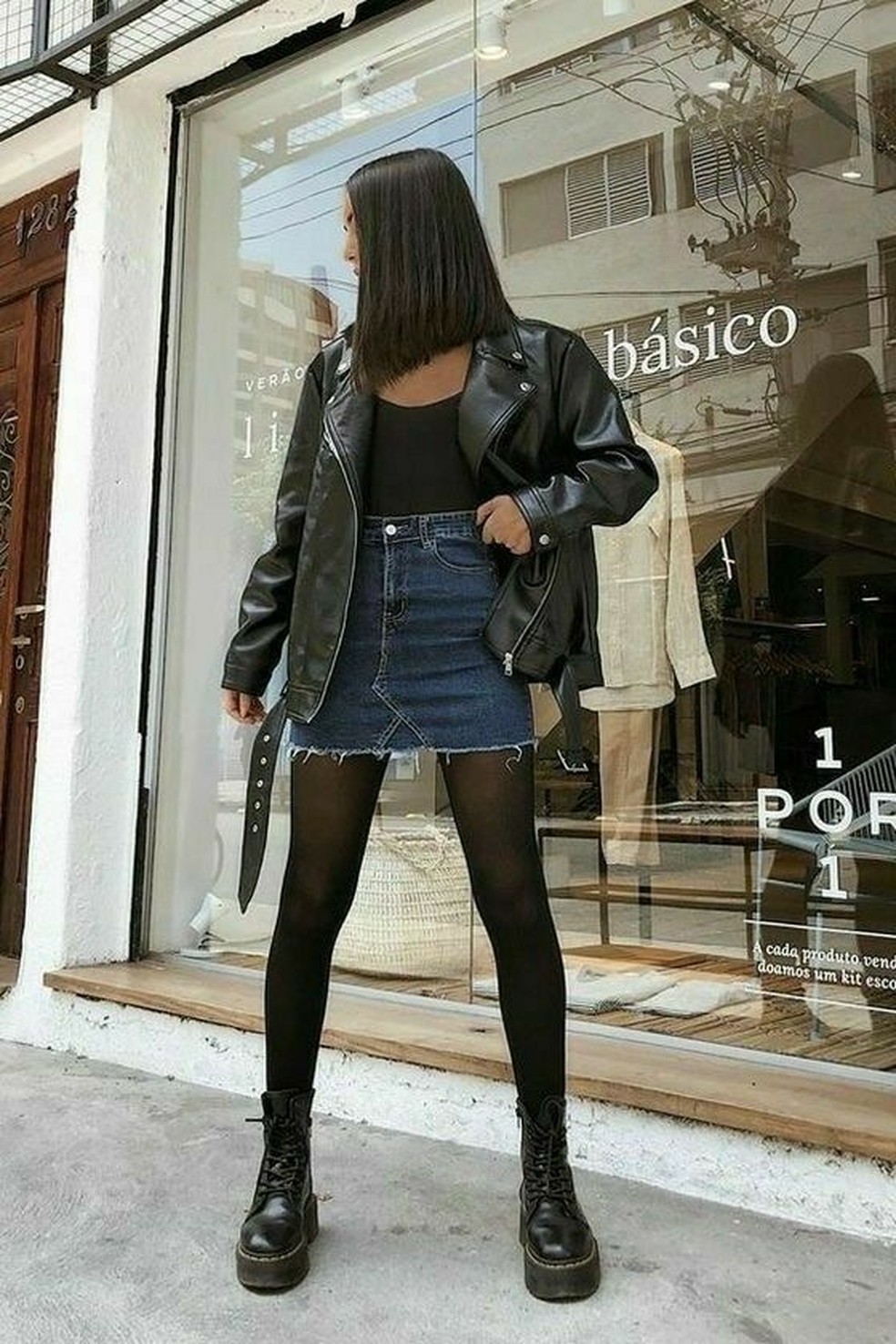 Outra combinação leve e que pode ser usada em dias mais amenos é jaqueta de couro com saia jeans. — Foto: Reprodução/Pinterest @piaaasandoval