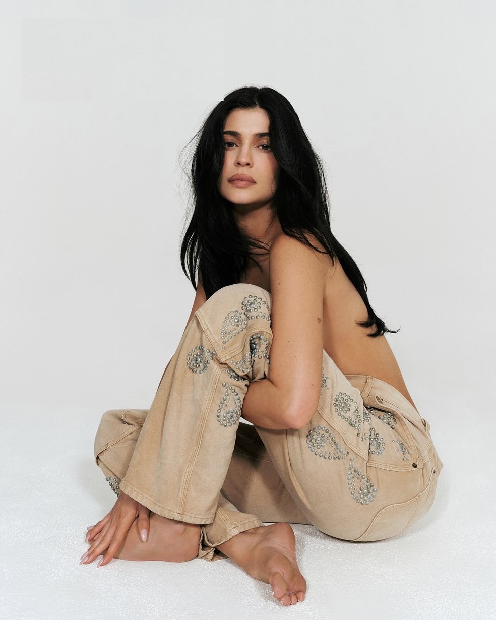 O detalhe que Alexa Chung e Kylie Jenner não tiram do look  — Foto: Reprodução/Instagram @kyliejenner