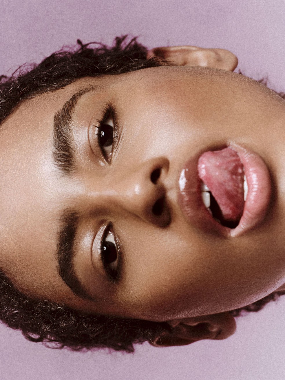 Gabz; Stylo sourcils haute précision 150 Chanel; Addict Lip Glow Oil 001 Dior; Mushroom Serum, Mushroom Cream Lotion e Multi Balm Vinho Herô; Corretivo Terracota Guerlain — Foto: Bruna Castanheira (Groupart Mgt)