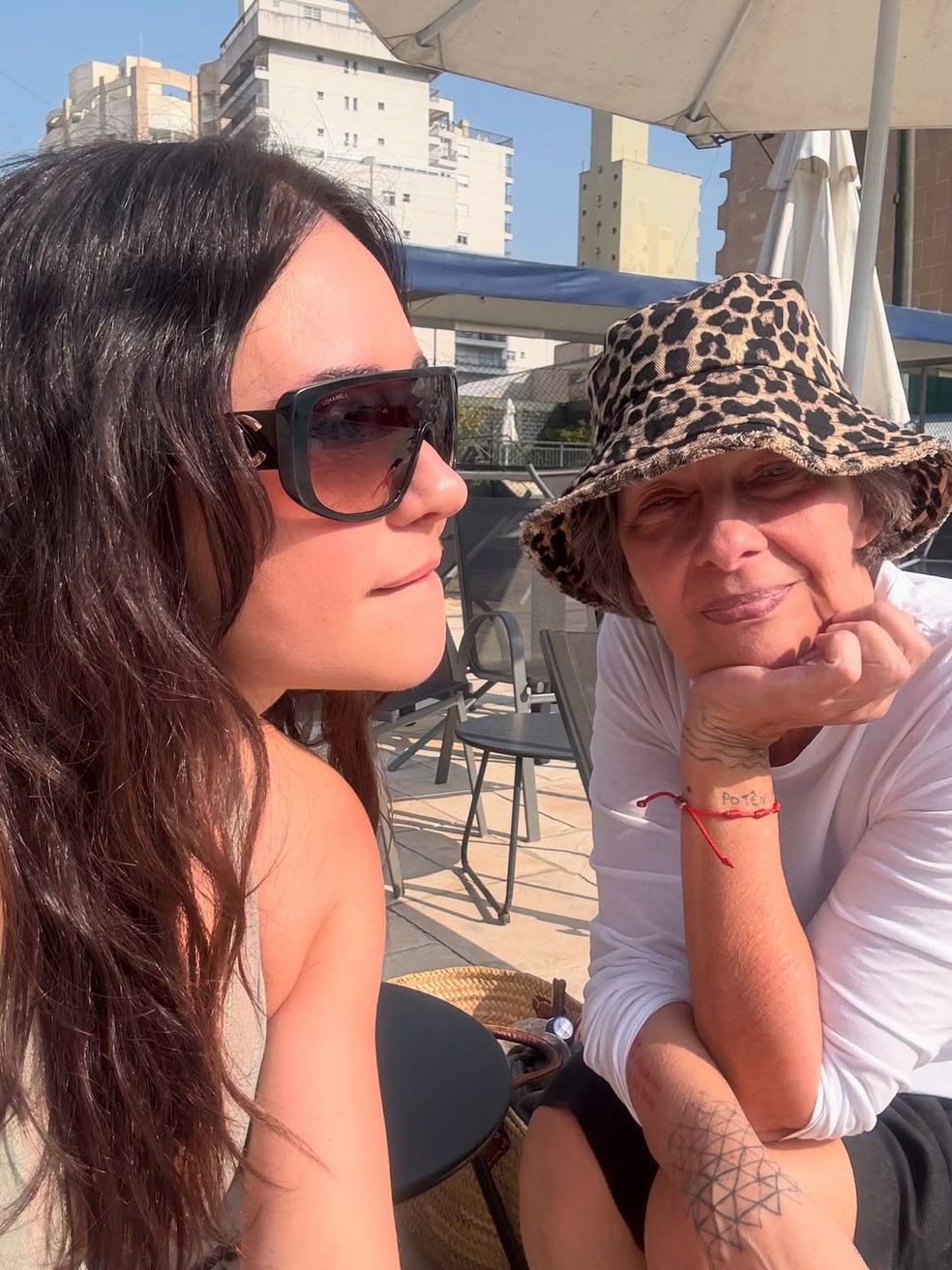 De biquíni, Alessandra Negrini renova o bronzeado com amiga e celebra dia de calor em SP — Foto: Reprodução/Instagram