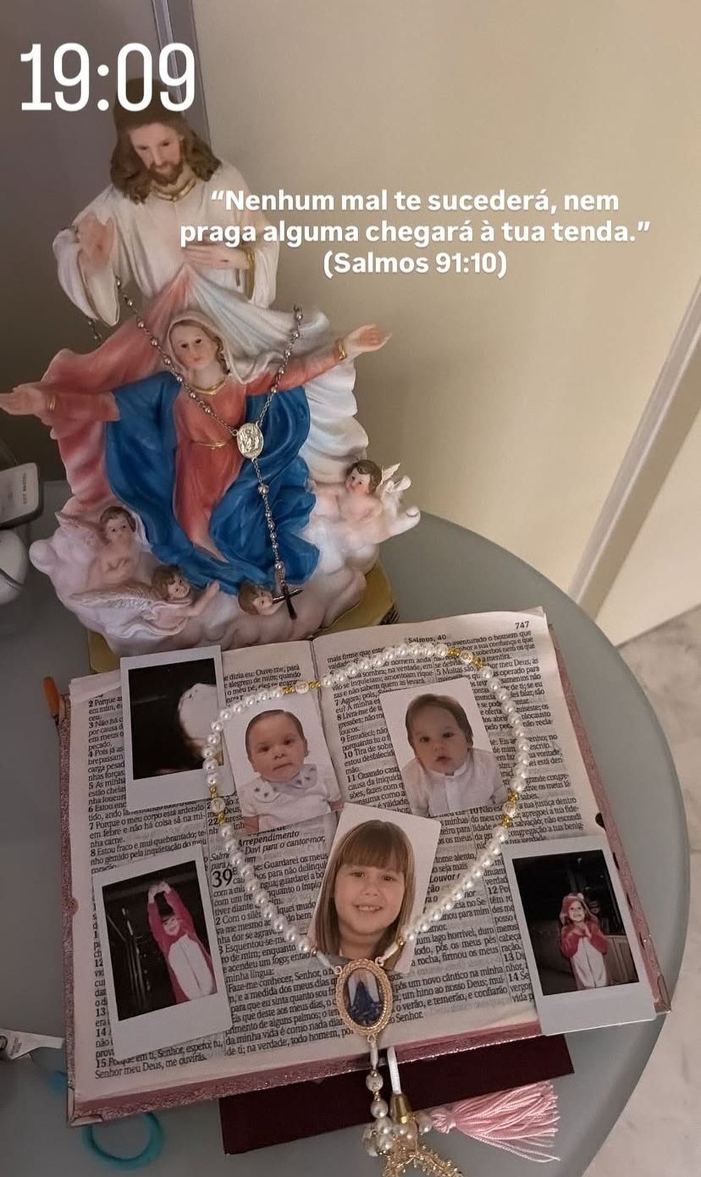Virginia fez um altar para proteger os 3 filhos — Foto: Reprodução/Instagram
