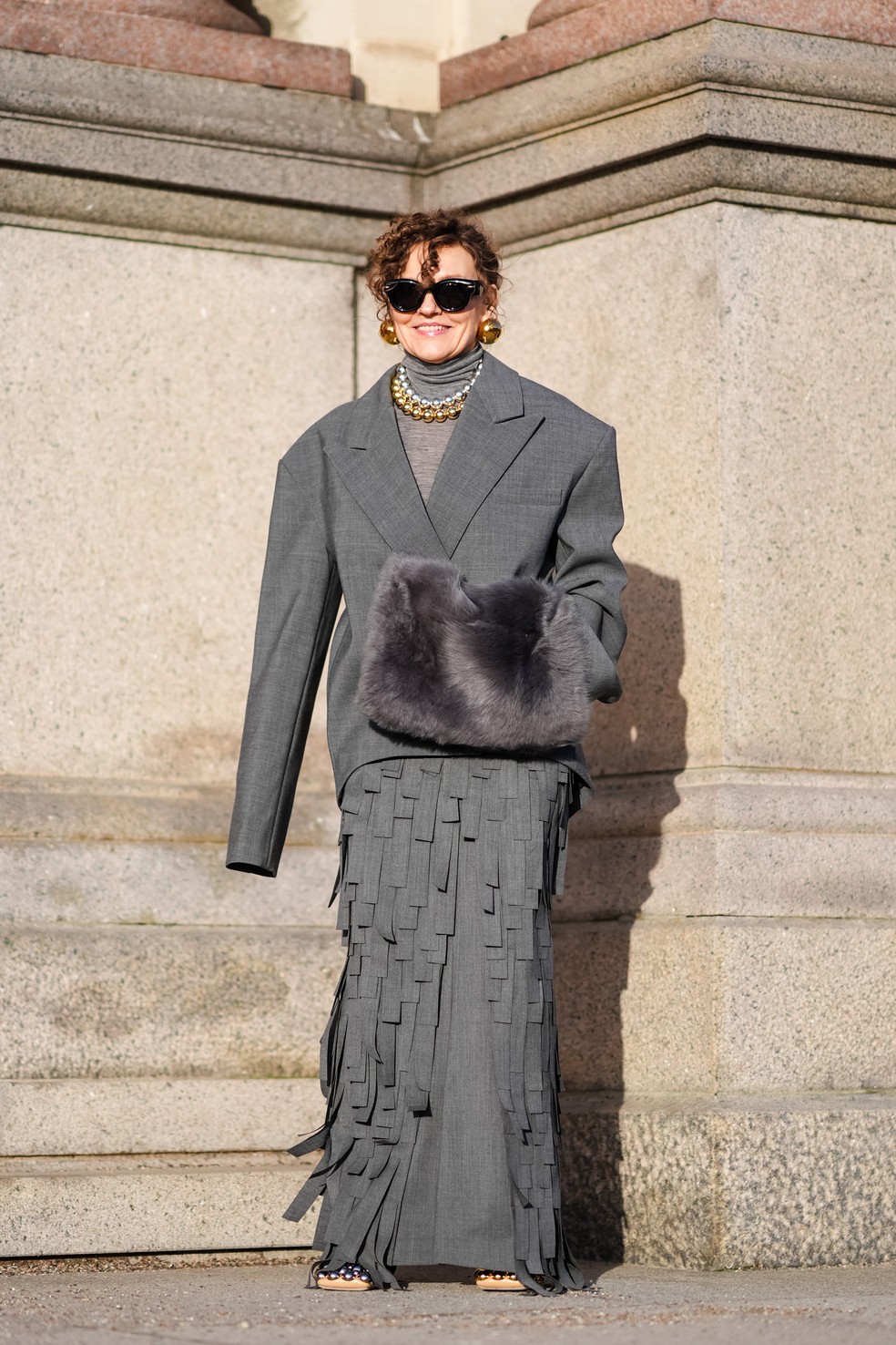 Copenhagen Fashion Week tem street style com sobreposições, jeans, monocromáticos e, acima de tudo confortáveis: os destaques são as bolsas carregadas pelas convidada — Foto: Getty Images