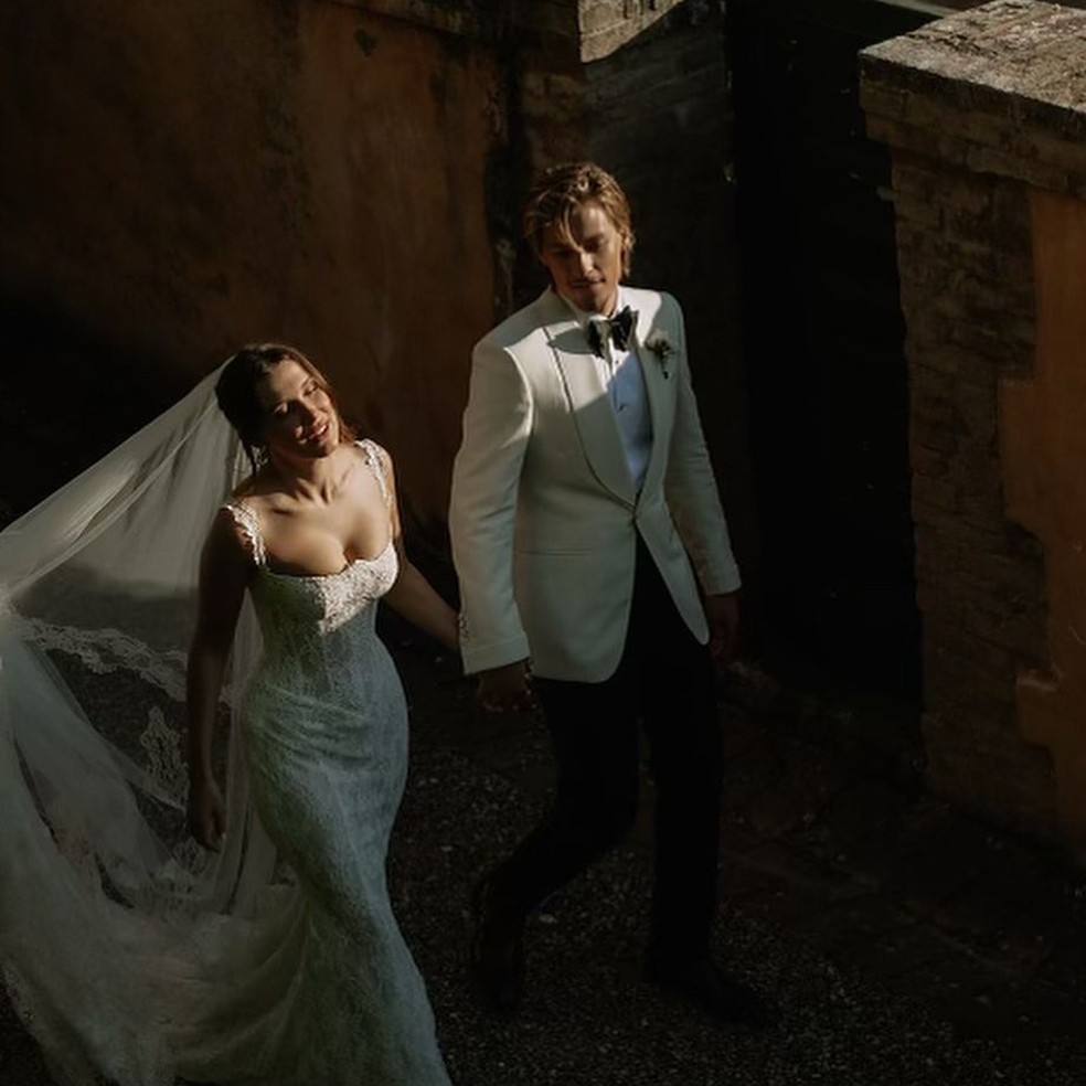 Millie Bobby Brown se casou com vestido Oscar de la Renta rendado — Foto: Reprodução/Instagram @milliebobbybrown
