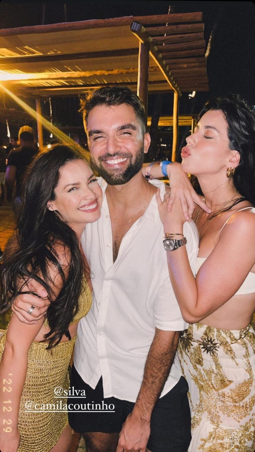 Juliette, Silva e Camila Coutinho aparecem juntos em festa de Ano Novo em Pernambuco