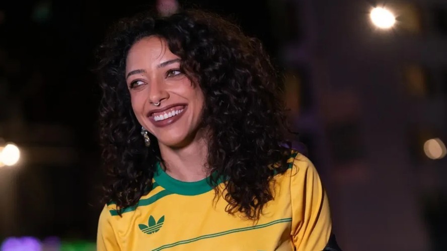 Alice Carvalho posou com look patriota em noite de gala em Los Angeles, antes do Oscaro 2026