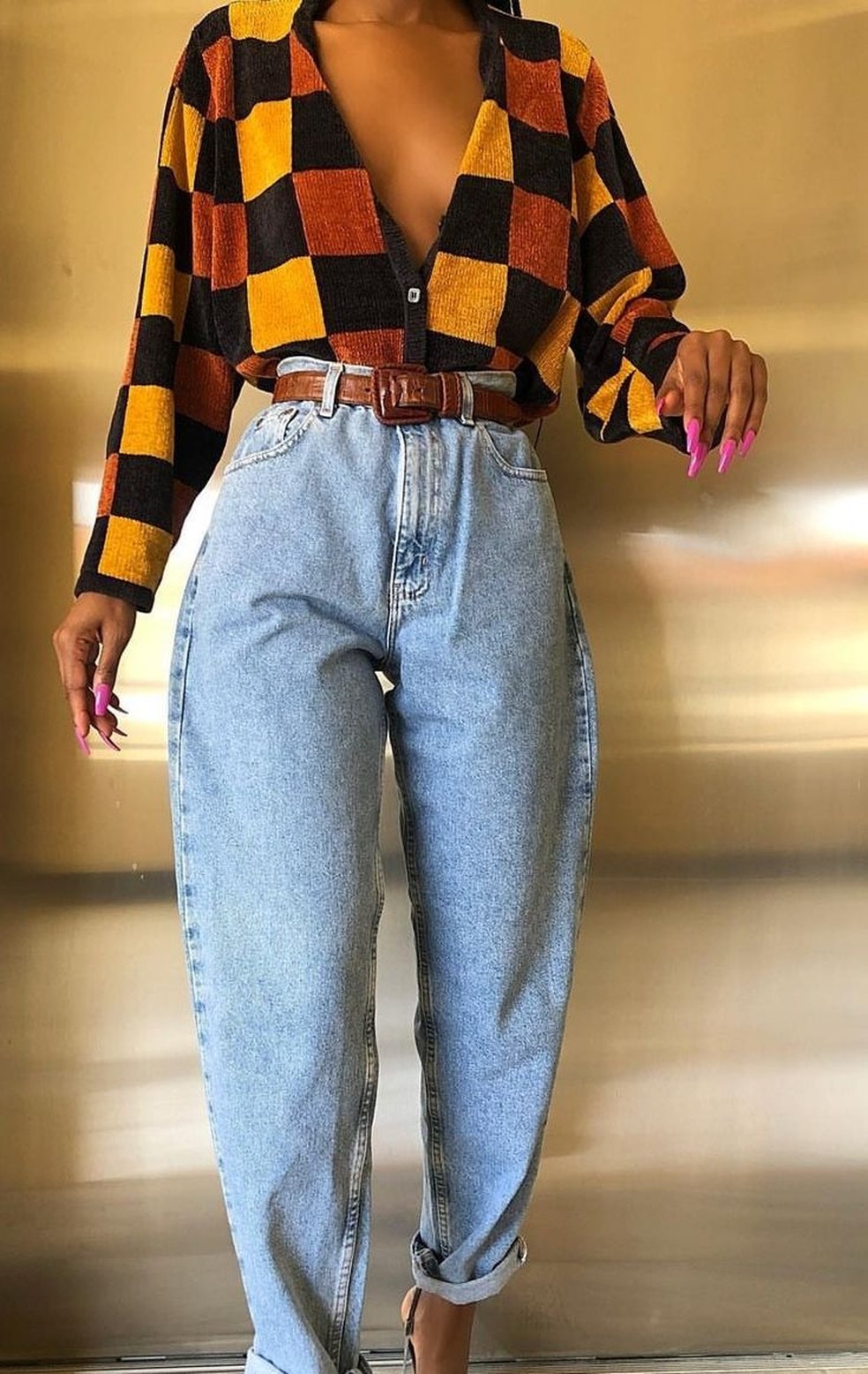 Camisas coloridas são uma ótima combinação para usar em looks com calça mom. — Foto: Reprodução/Pinterest