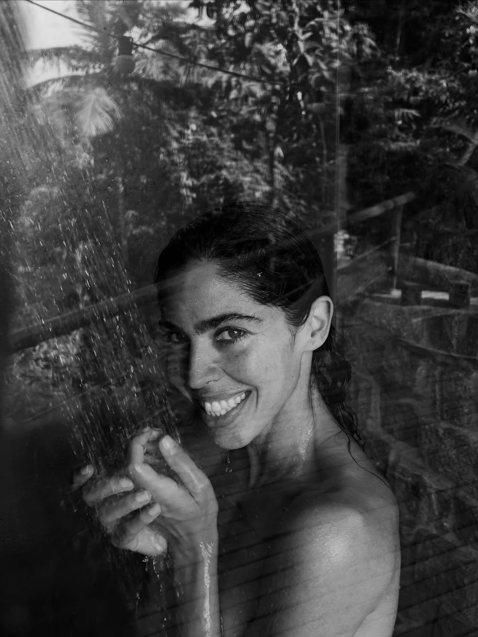 Bela Gil faz 'topless' em ensaio fotográfico do namorado — Foto: Reprodução/Instagram (@lulacerri)