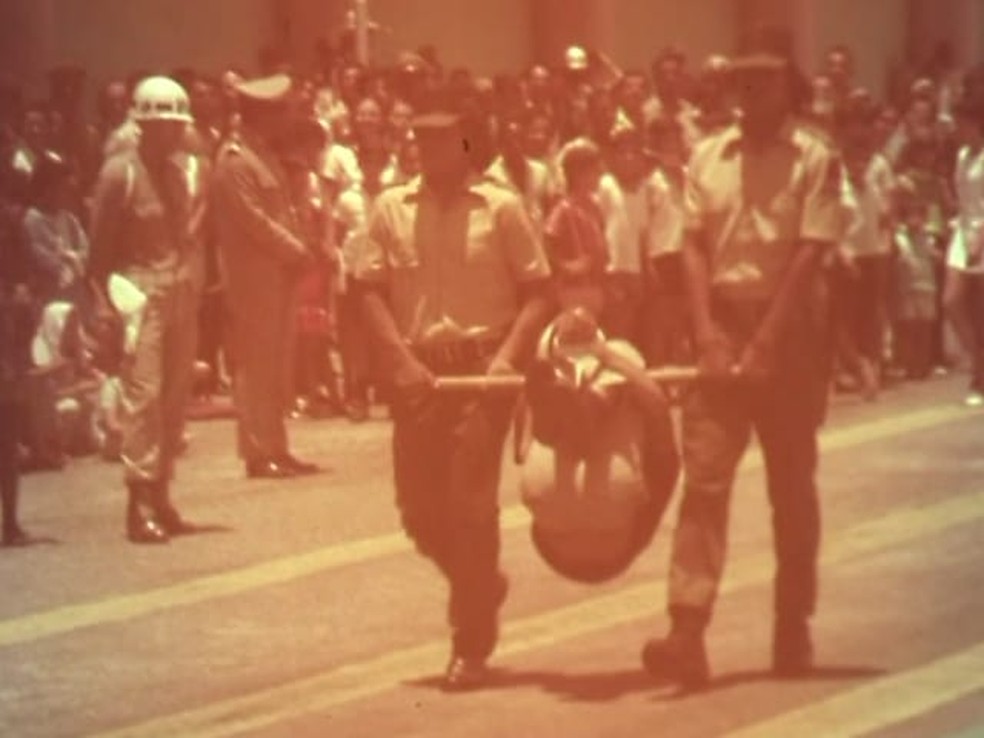 Indígena em pau de arara durante período da ditadura militar no Brasil — Foto: Reprodução/Jesco Von Puttkamer
