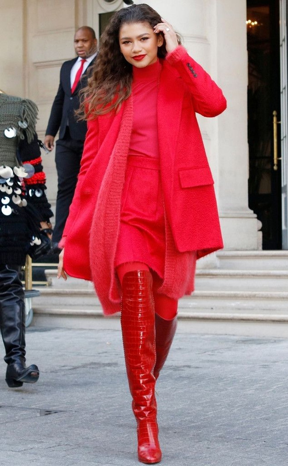 Fazendo parte do guarda-roupa de Zendaya, o look com bota over vermelha também combina com looks all red e monocromático. — Foto: Reprodução/Pinterest @enews
