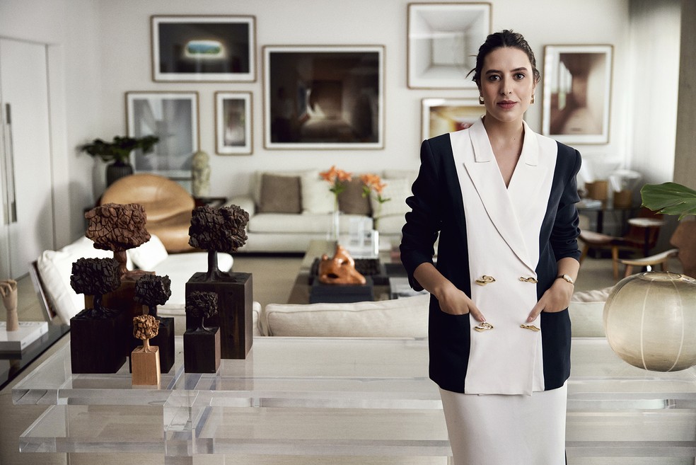 Amanda, na sala de sua própria casa, que traduz sua paixão por design — Foto: Victor Affaro