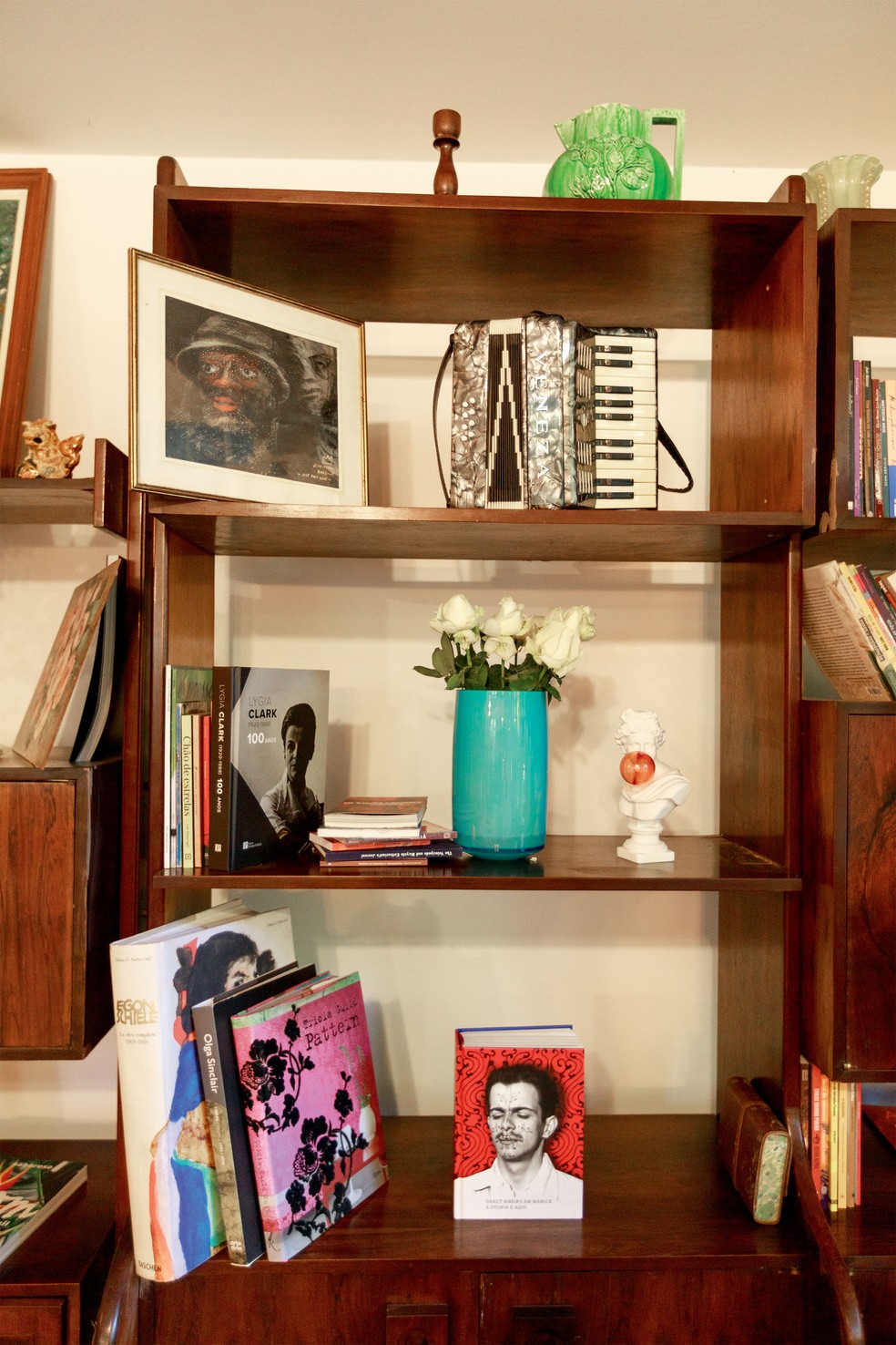 objetos garimpados entre livros e flores — Foto: Carol Gherardi