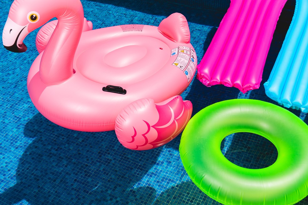 Enfeites de flamingo rosa podem identificar quem faz swing — Foto: Reprodução/Pexels