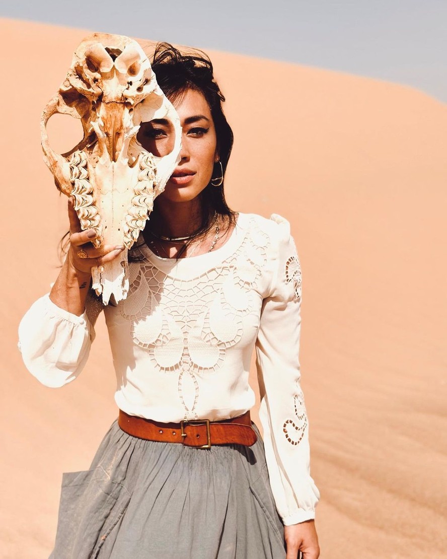 Danni Suzuki posa para foto macabra no meio do deserto do Saara