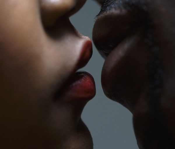 Explosão de tesão: o que acontece quimicamente no seu corpo durante um beijo?