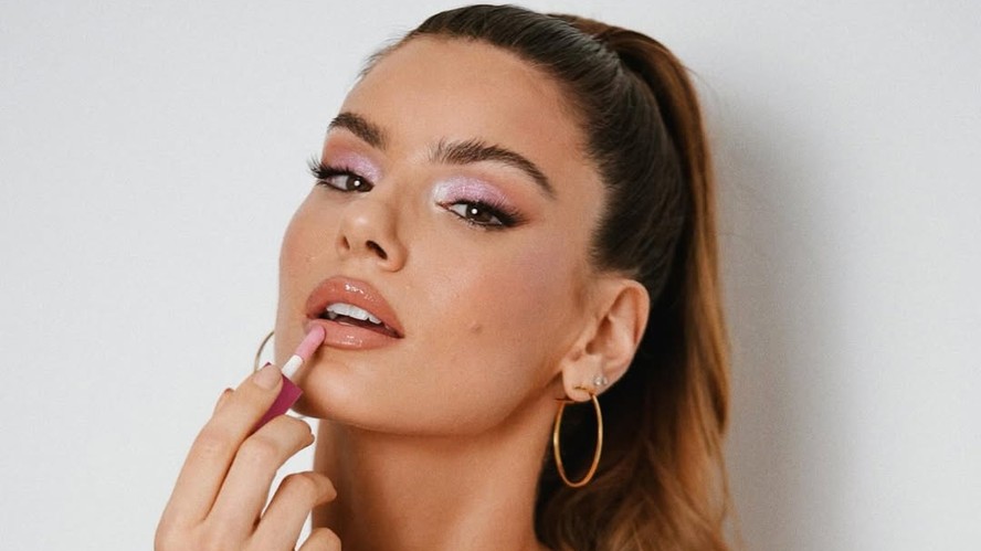 Gloss transita do fresh ao maximalismo com a mesma desenvoltura