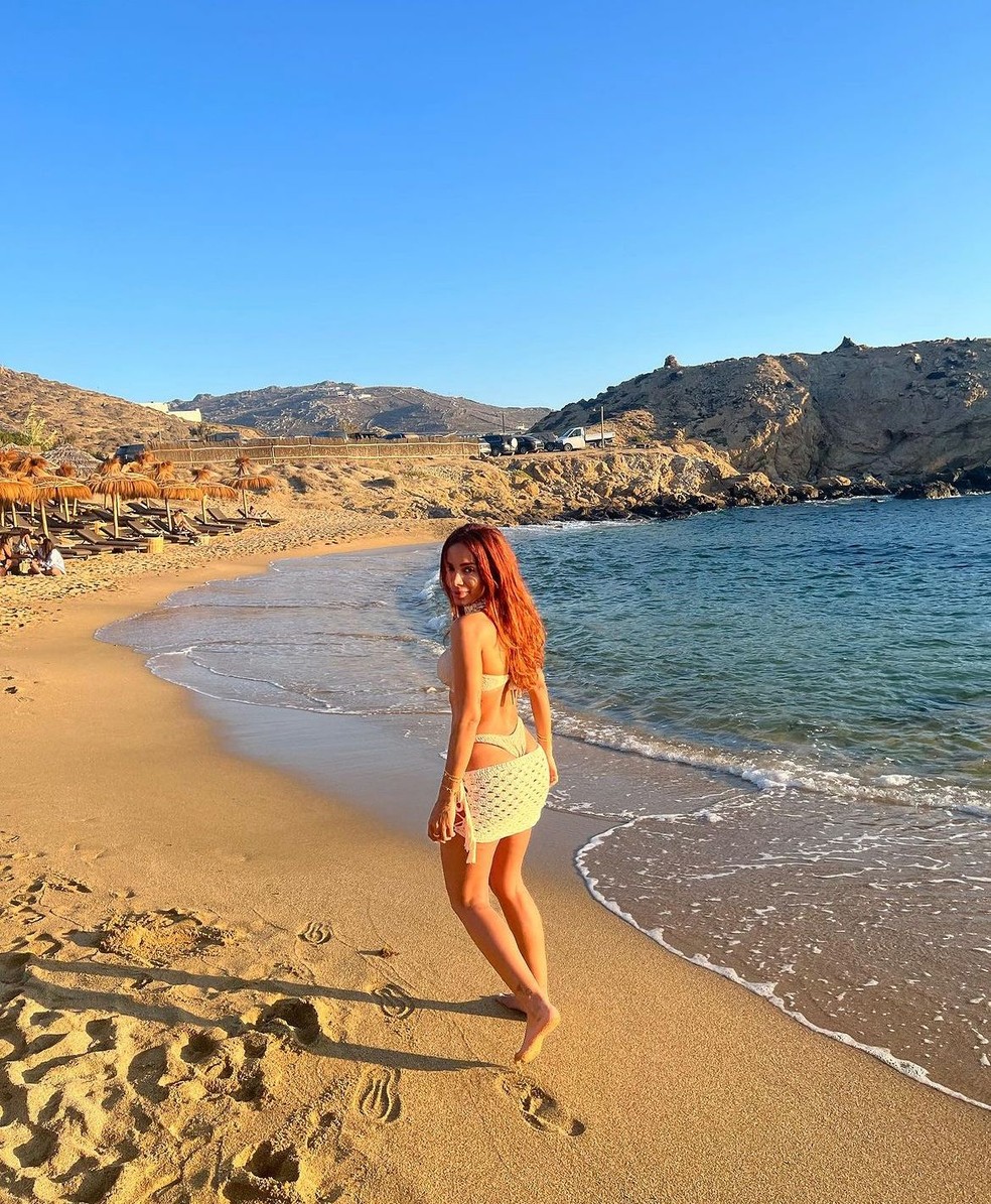 Anitta caminhando na praia — Foto: Reprodução/Instagram 