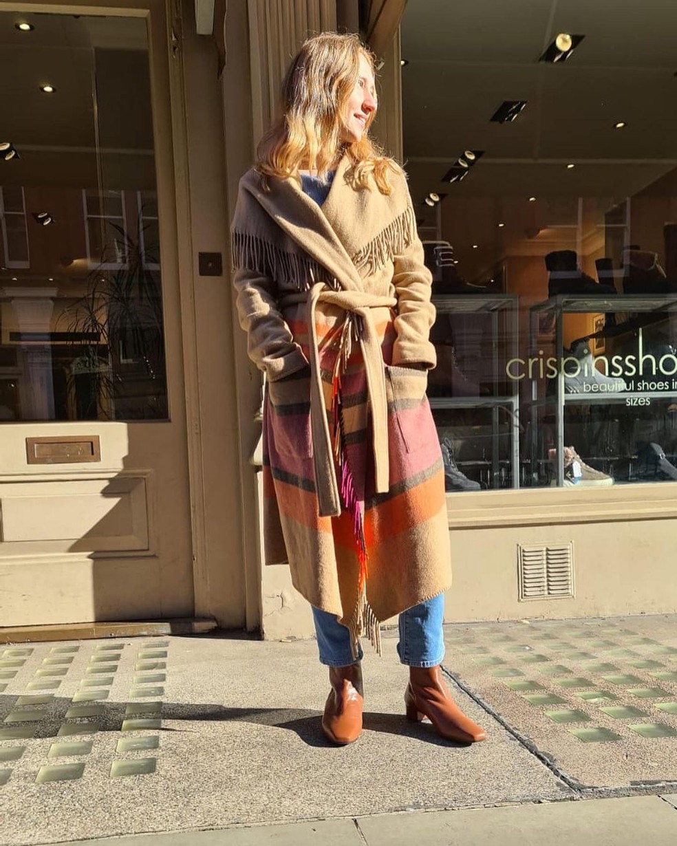 Se quiser um toque extra de estilo, adicione uma jaqueta de couro ou um cardigã oversized — Foto: Reprodução/Instagram @crispinsshoes