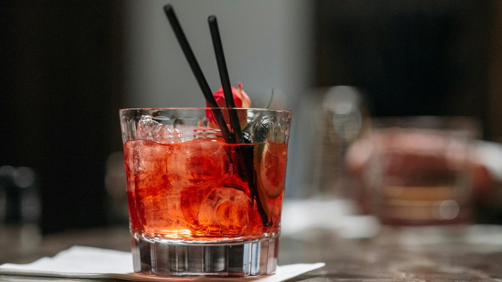 O Negroni é uma bebida forte e marcante que rouba a cena entre capricornianos — Foto: Reprodução/Pexels