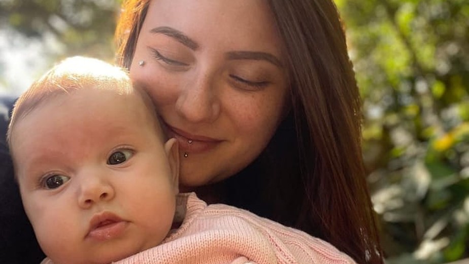 Luana Simões, de 26 anos, amamentou a filha, Loren Chaos, até o segundo mês de vida da bebê