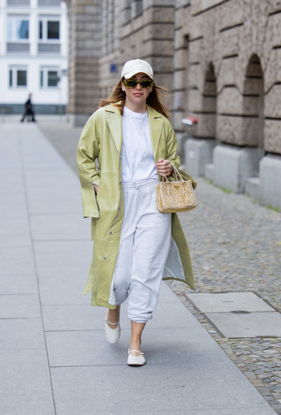 Calça Jogger combinada com sobretudo — Foto: Getty Images