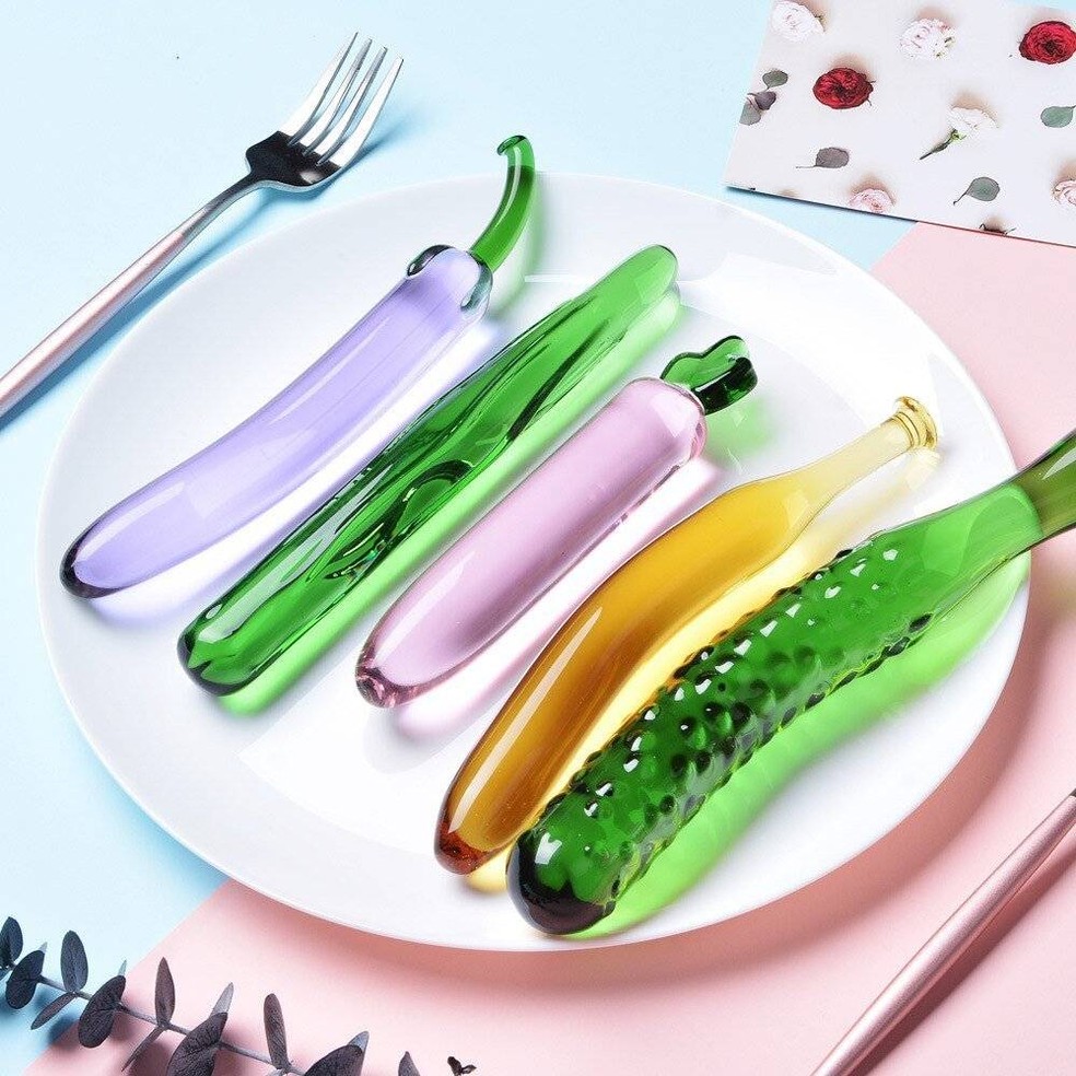 Dildos de Vidro com Formas de Frutas E Vegetais, de Chasity — Foto: Divulgação