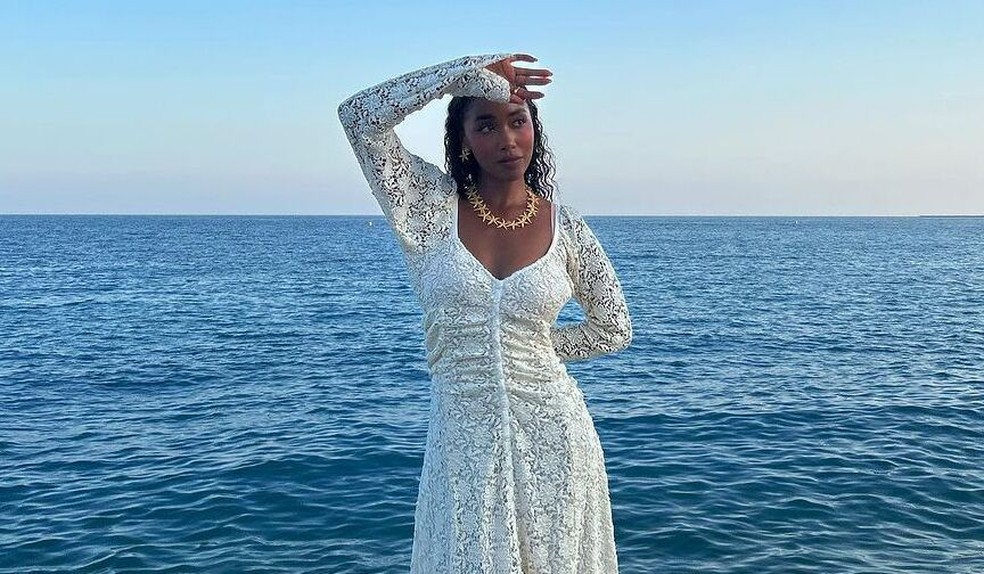 Vestidos brancos com silhuetas interessantes e texturas são uma boa aposta para a virada de ano — Foto: Reprodução/Instagram @petrahenriette