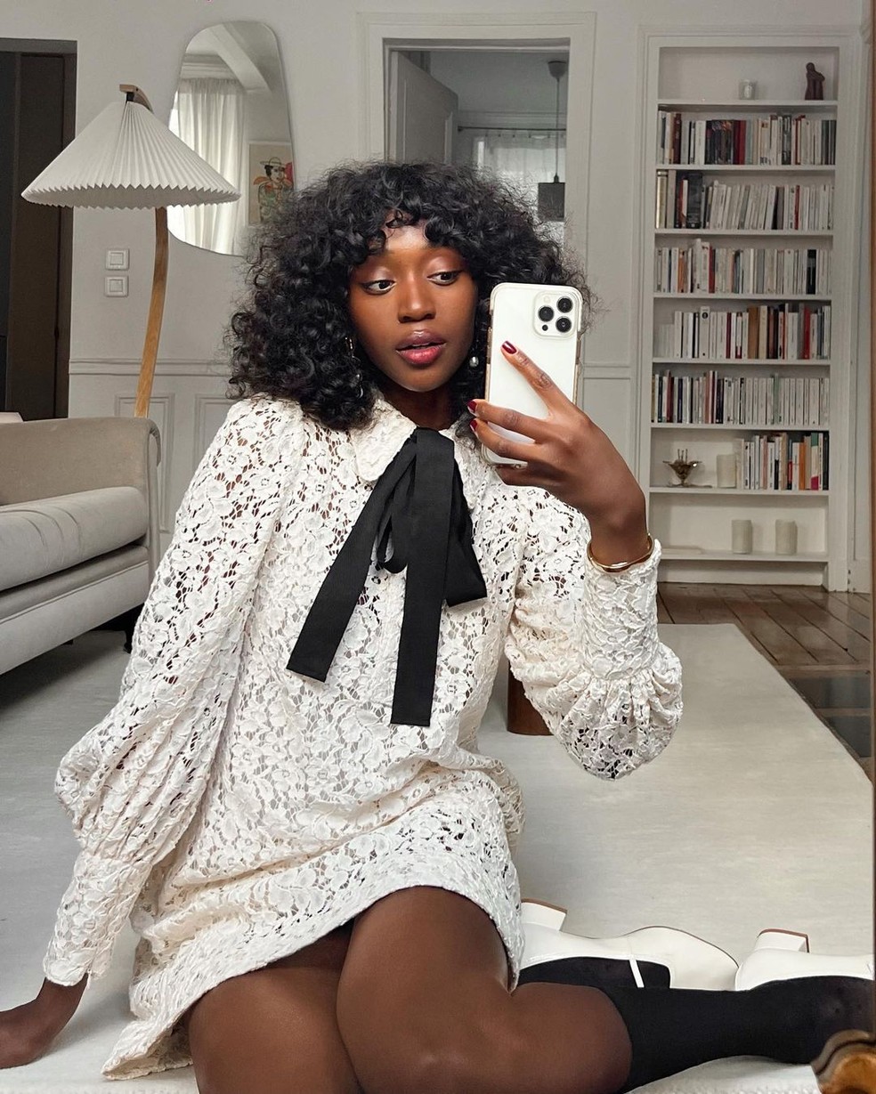 Vestido de renda floral — Foto: Reprodução/Instagram @emmanuellek_