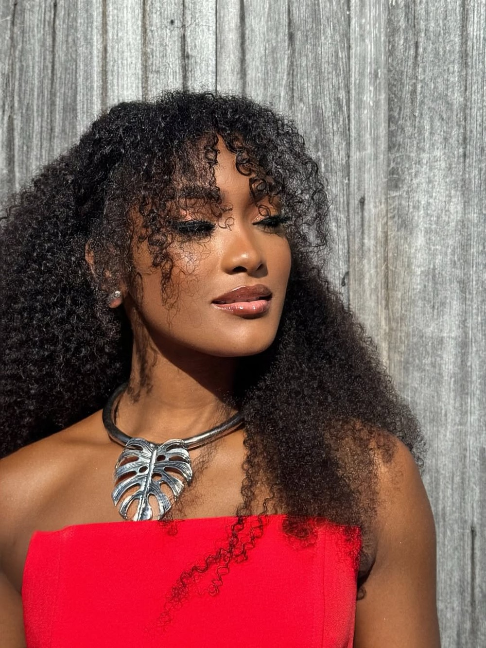 Em Goiás, Erika Januza posa com look monocromático e maxi colar chama ...