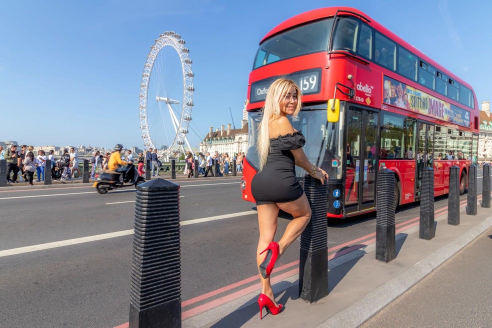 Mulher Abacaxi posa pelas ruas de Londres — Foto: Robson Denian Mateus