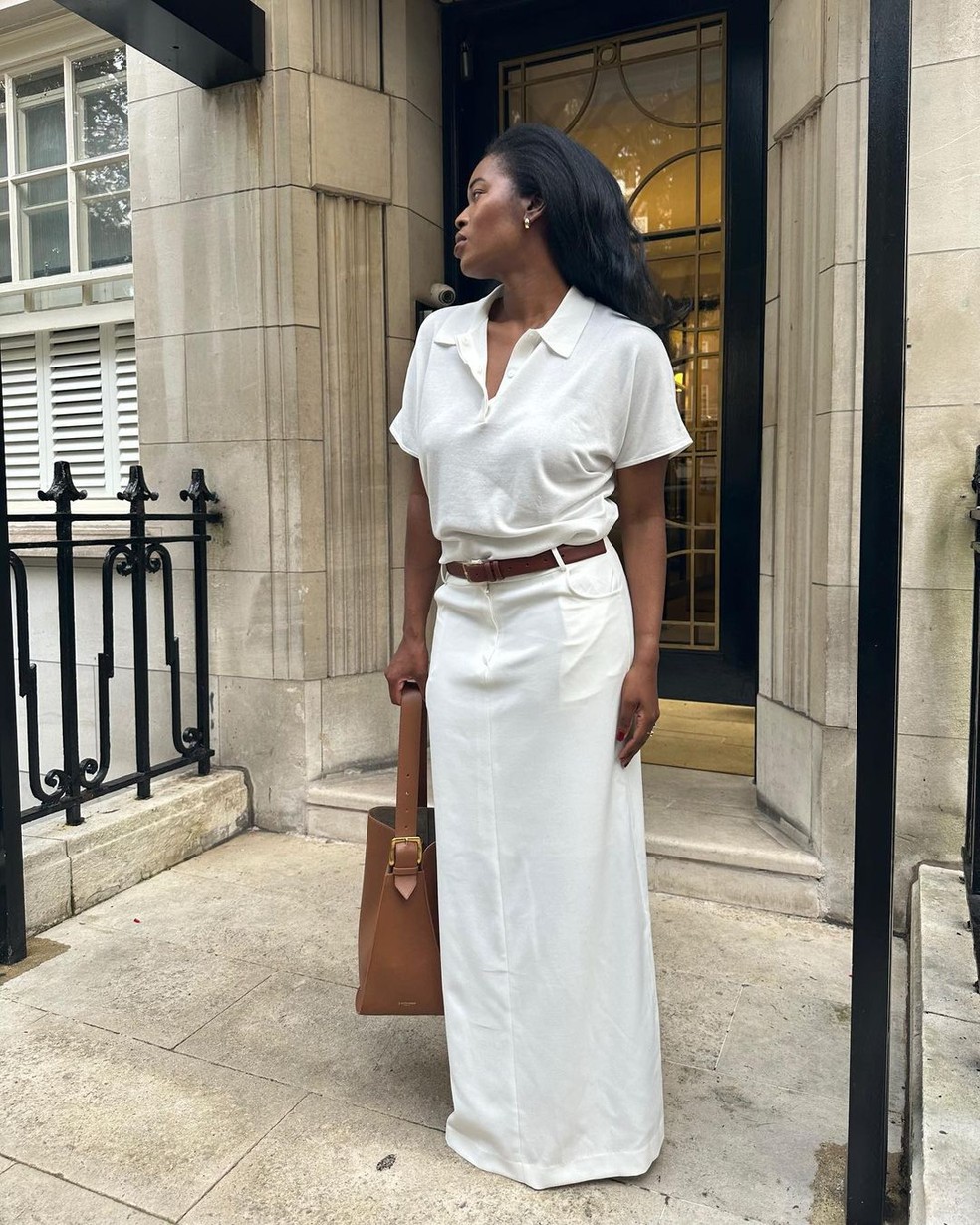Combinação all-white com saia longa e camisa polo — Foto: Reprodução/Instagram @nlmarilyn