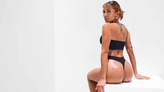 Anitta deixa tatuagem no bumbum em evidência ao posar de lingerie para marca de Rihanna