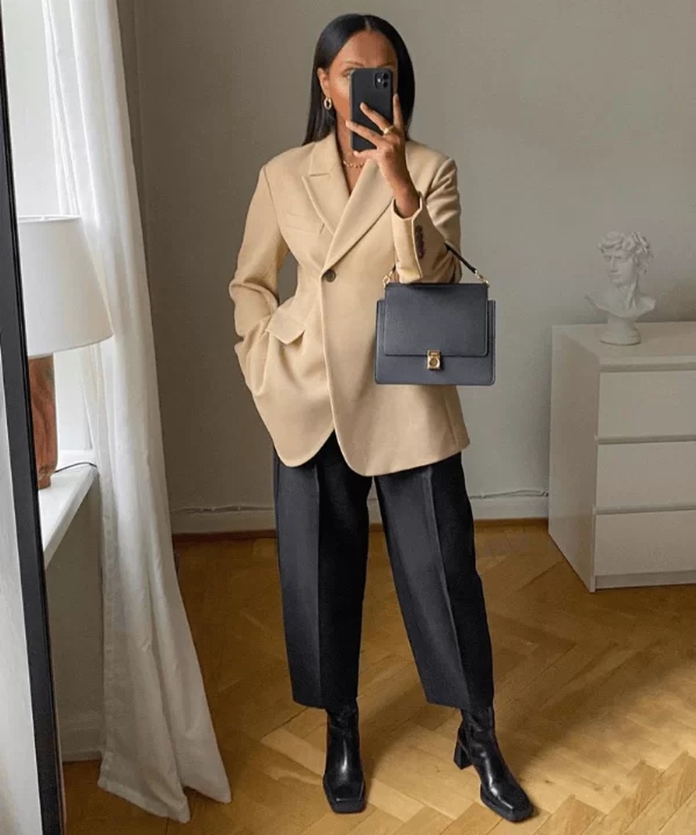 Os ambientes corporativos mais tradicionais exigem uma aparência polida e profissional, mas isso não significa que o estilo precise ser monótono — Foto: Reprodução/Instagram @femmeblk