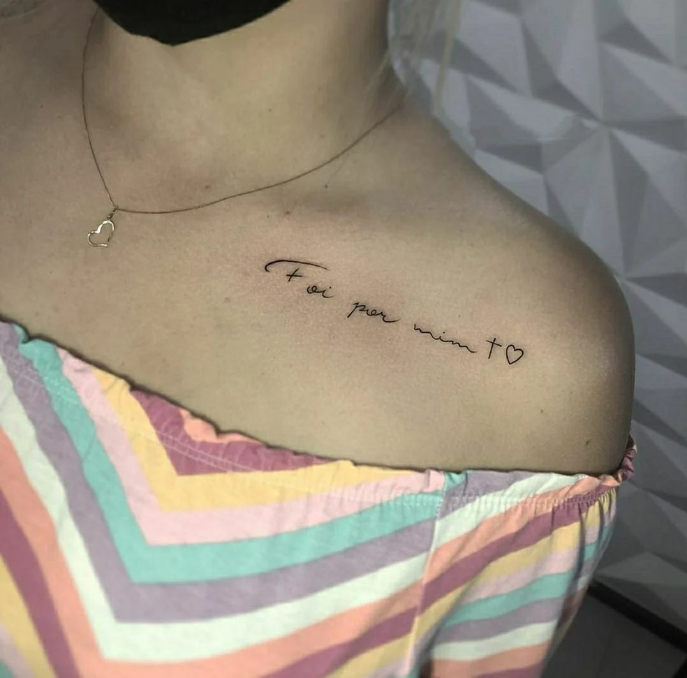 As melhores tatuagens delicadas de frase no ombro: inspirações ...