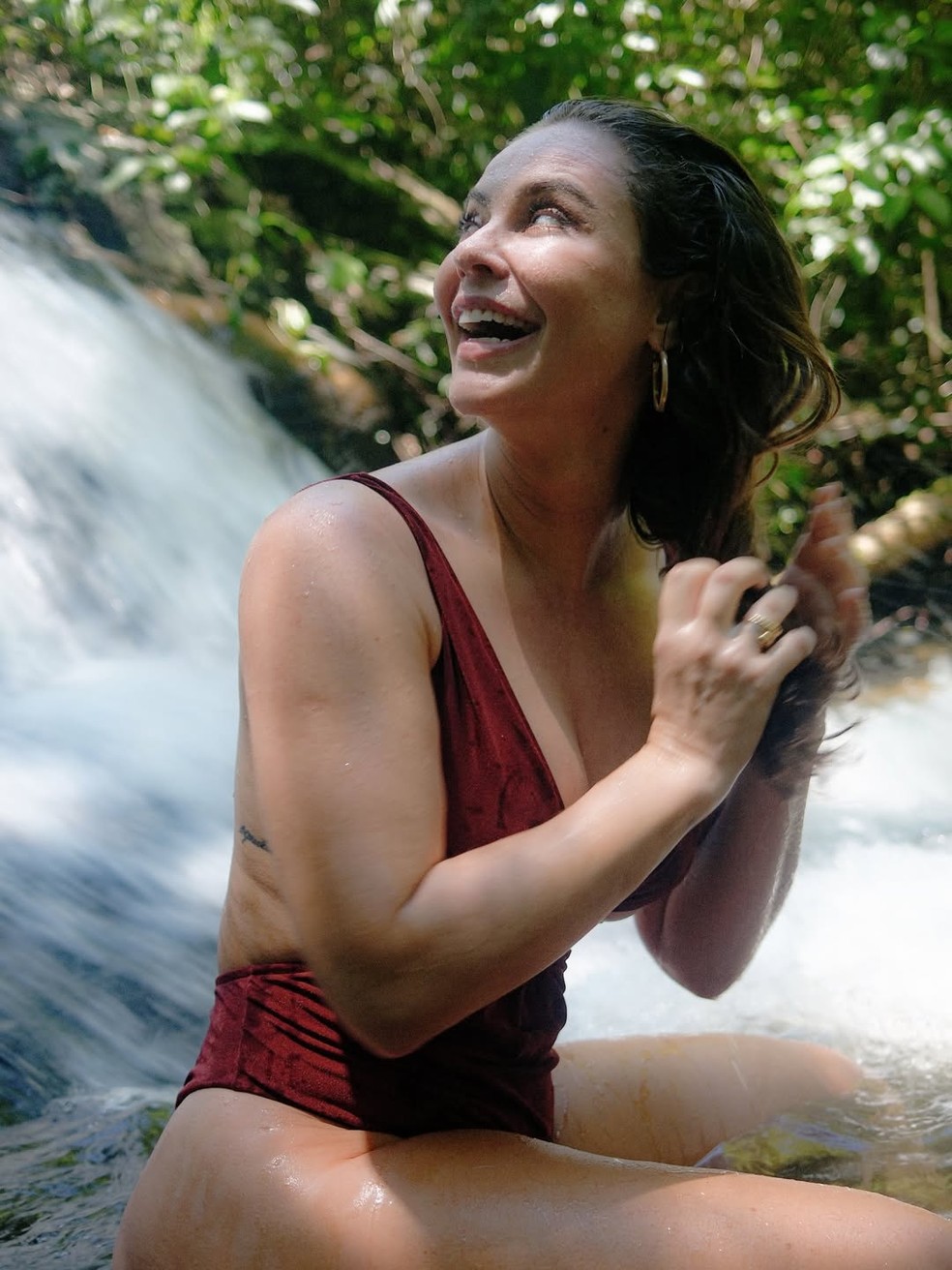 Paolla Oliveira posou de maiô na cachoeira — Foto: Reprodução/Instagram