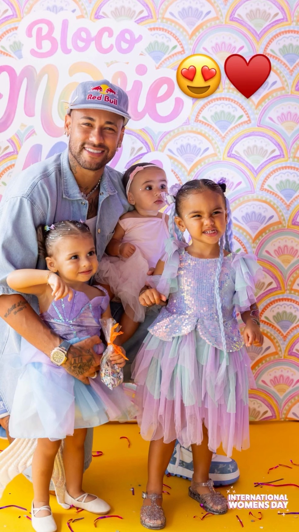 Neymar com as filhas: Helena (à esquerda), Mel (no colo do jogador) e Mavie (à direita) — Foto: Reprodução/ Instagram @neymarjr