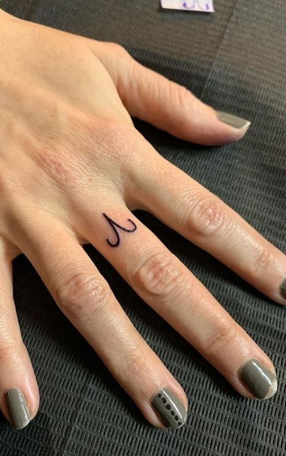 Mãos: O símbolo do signo de maneira delicada. — Foto: Reprodução/Pinterest 