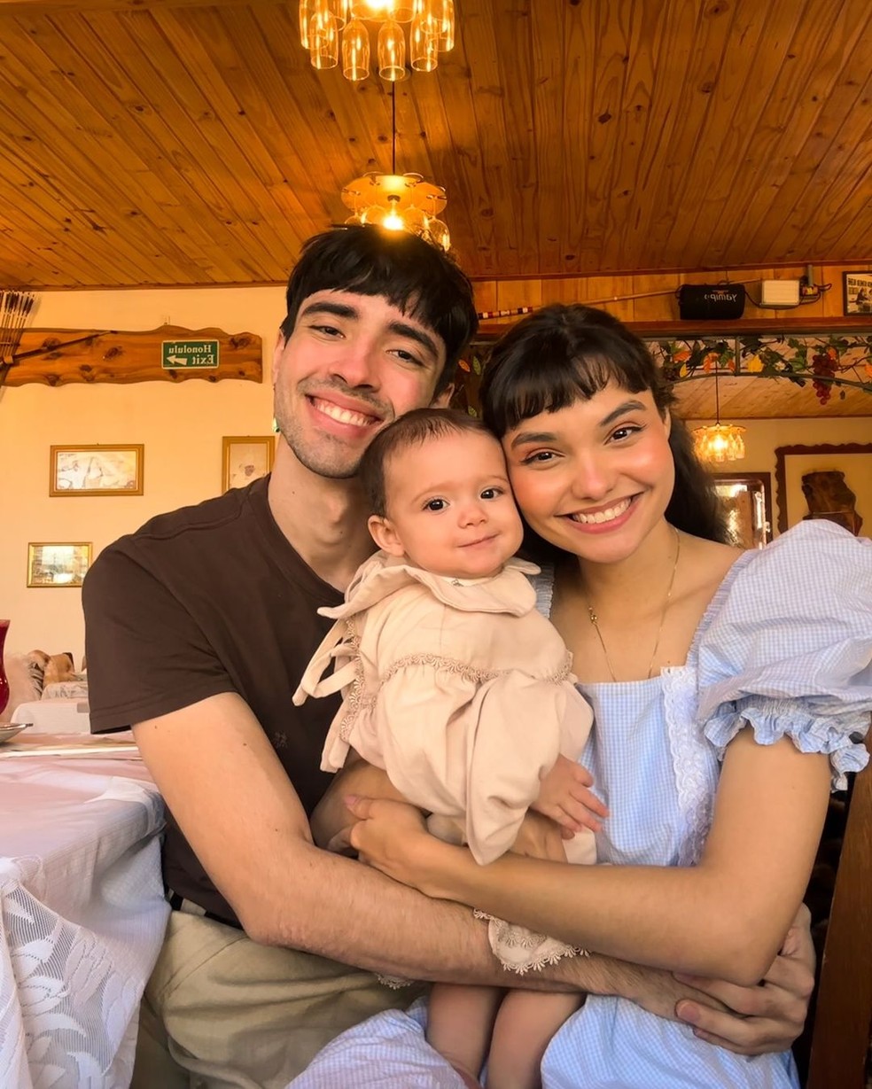 Isabelle Abreu, Gabriel Félix e a filha deles, Amelie — Foto: Reprodução/Instagram