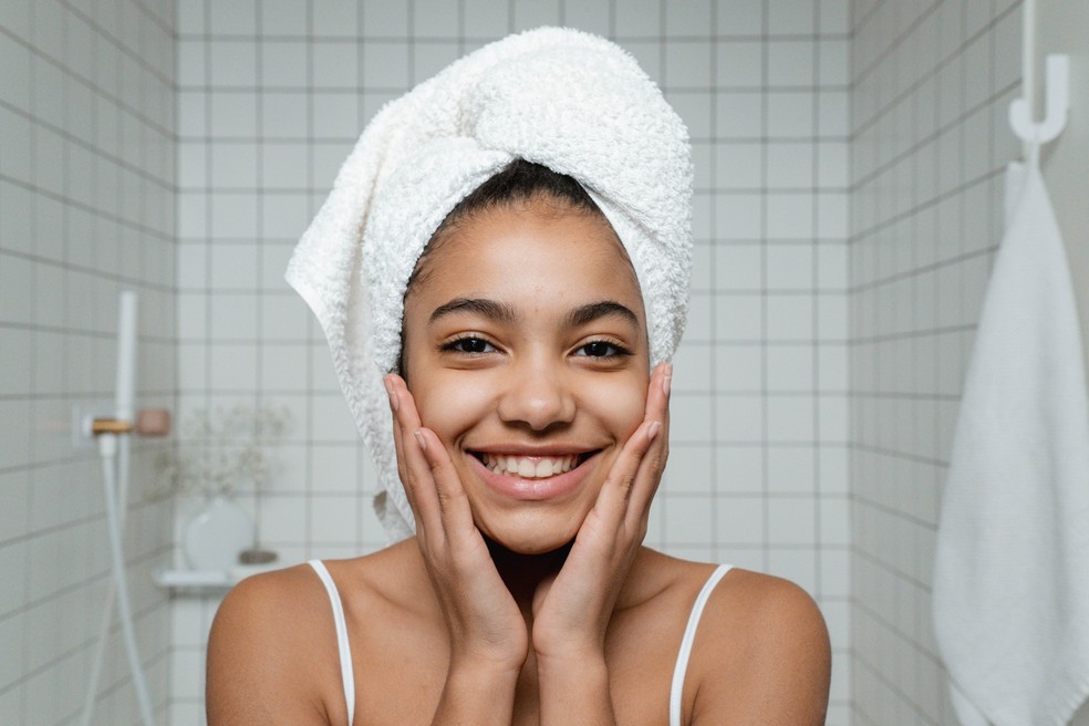 Para entender a rotina de skincare ideal para a sua pele, é importante passar pela avaliação de um dermatologista — Foto: Pexels