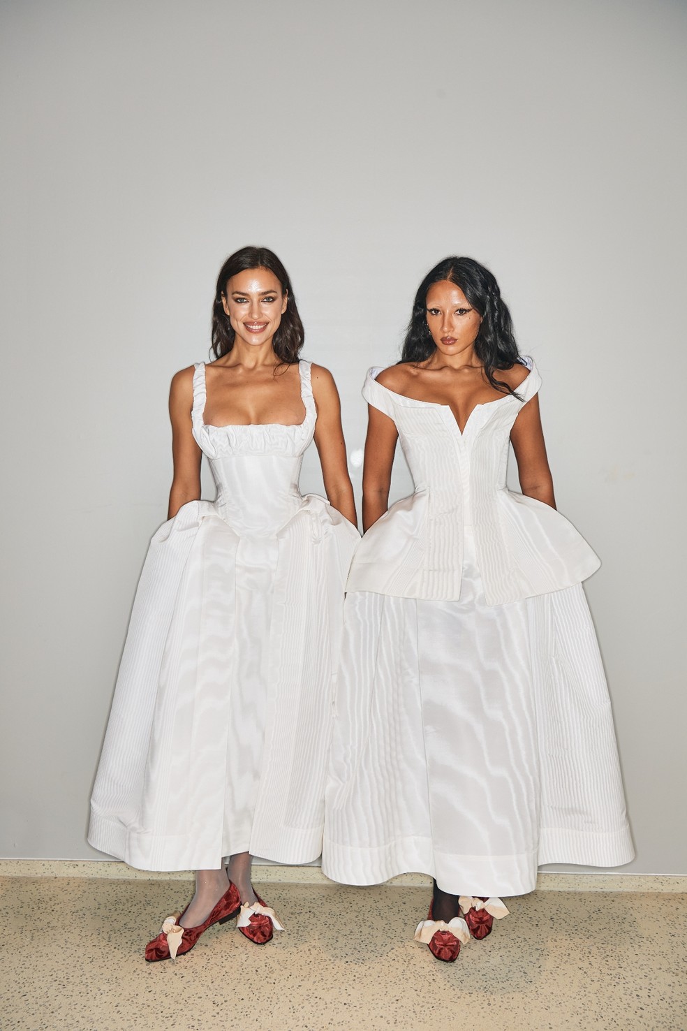 Irina Shayk e Cora Corré para Vivienne Westwood — Foto: Getty Images